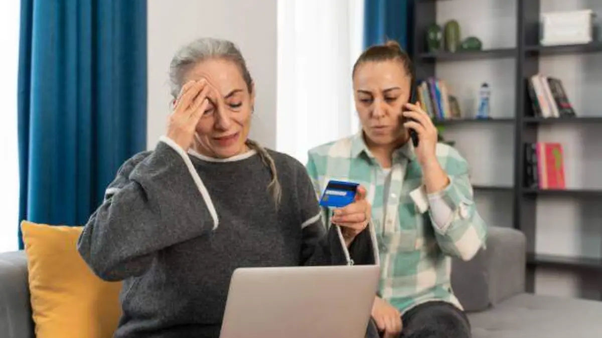 señora llorando frente a computadora